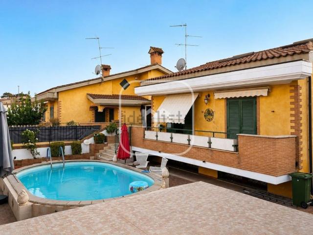 Villetta bifamiliare in vendita di 200 m² in Via Sannicandro di Bari, 29