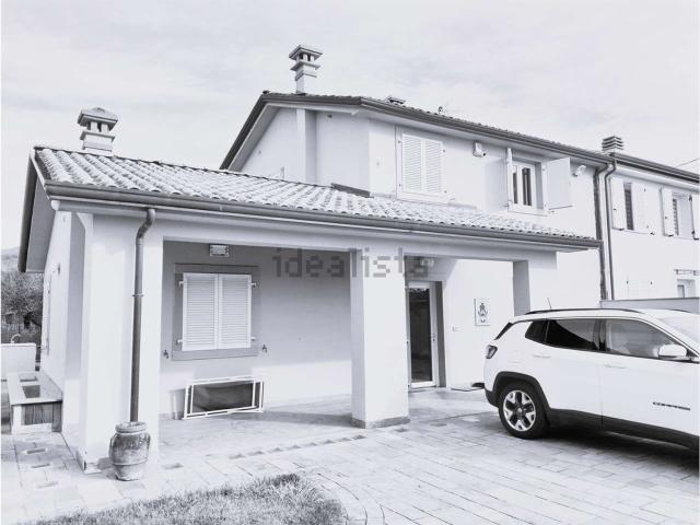 Villetta bifamiliare in vendita di 200 m² in Via Salicello