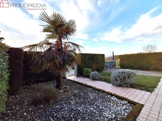 Villetta bifamiliare in vendita di 200 m² in Via Straelle