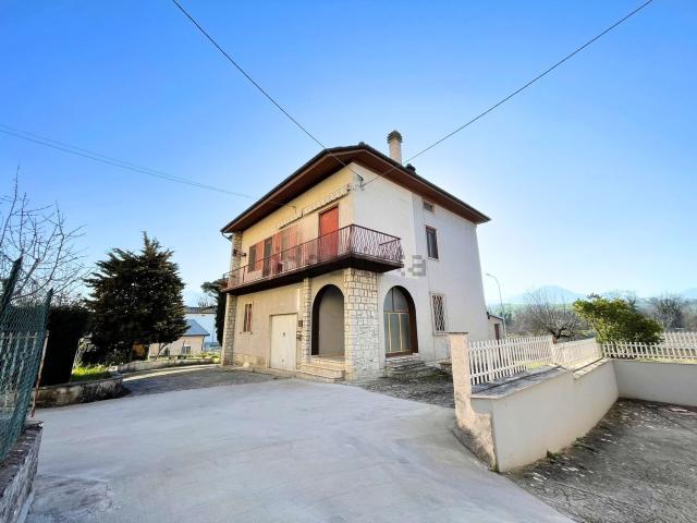 Villetta bifamiliare in vendita di 201 m² in Via Tommaso de Luca