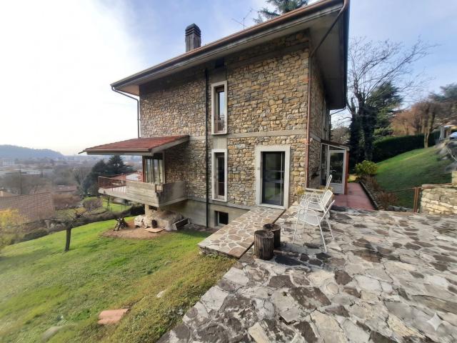 Villetta bifamiliare in vendita di 140 m² in Via Torquato Taramelli