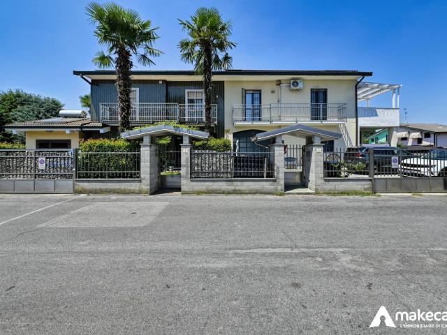 Villetta bifamiliare in vendita di 201 m² in Via Adamello, 6