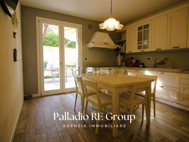 Villetta bifamiliare in vendita di 202 m² in Via Europa