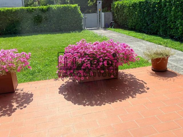 Villetta bifamiliare in vendita di 202 m² in Via Giacomo Zanella