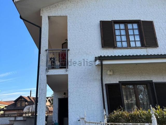 Villetta bifamiliare in vendita di 207 m² in Via Primo Barbi Cinti, 51