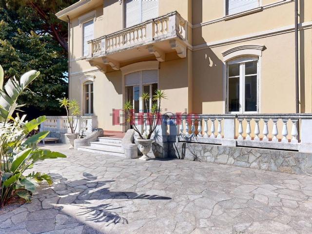 Villetta bifamiliare in vendita di 207 m² in Viale della Rimembranza, 11