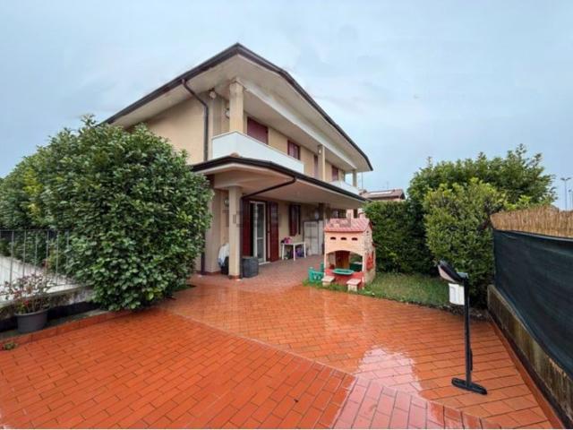 Villetta bifamiliare in vendita di 207 m² in Viale Risorgimento, 254