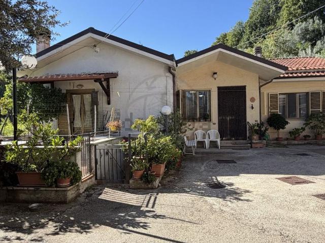 Villetta indipendente in vendita di 204 m² in Strada Salaria, 33