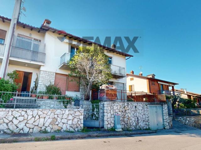 Villetta bifamiliare in vendita di 204 m² in Via Giuseppe Verdi