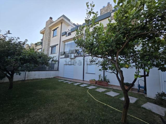 Villetta bifamiliare in vendita di 204 m² in Via Louise Gariano, 64