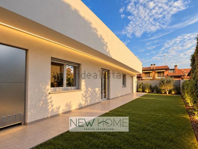 Villetta bifamiliare in vendita di 204 m² in Via Pasini