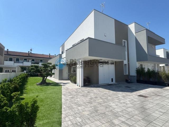 Villetta bifamiliare in vendita di 205 m² in Via Umberto Nobile, 25