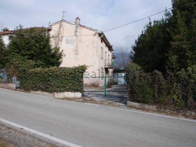 Villetta bifamiliare in vendita di 205 m² in Via Valdaro
