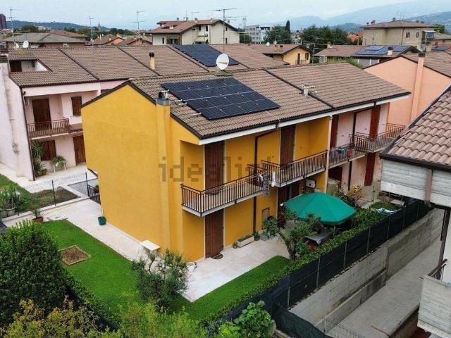 Villetta bifamiliare in vendita di 205 m² in Via Antonio Varisco