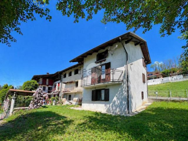 Villetta bifamiliare in vendita di 205 m² in Via Bivio Tetti, 24