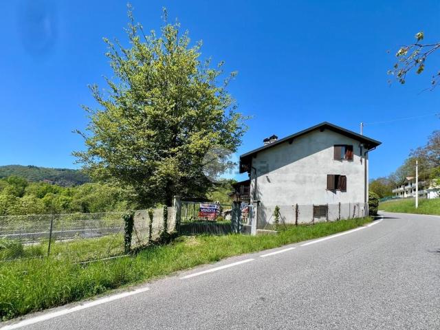Villetta bifamiliare in vendita di 205 m² in Via Bivio Tetti, 24