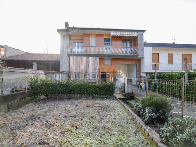 Villetta bifamiliare in vendita di 205 m² in Via Carlo Ubertini, 25