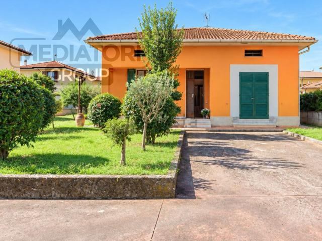Villetta bifamiliare in vendita di 205 m² in Via delle Viole San Pierino