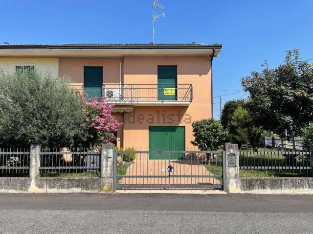 Villetta bifamiliare in vendita di 205 m² in Via Giovanni Pascoli