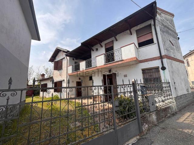 Villetta bifamiliare in vendita di 205 m² in Via Montegrappa