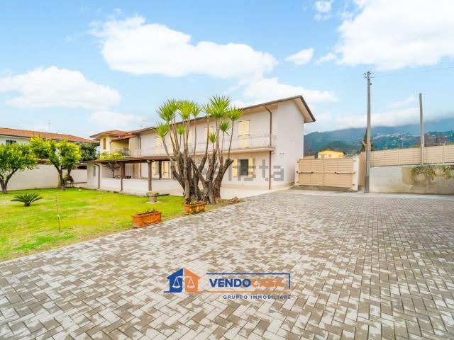 Villetta bifamiliare in vendita di 205 m² in Via Romana, 374