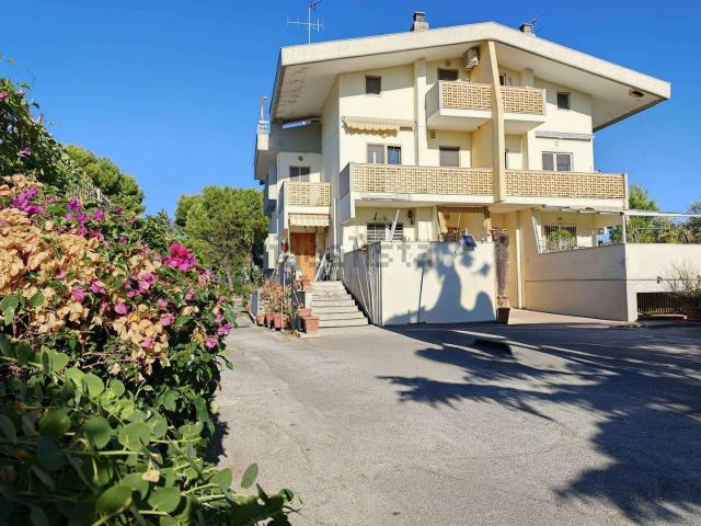 Villetta bifamiliare in vendita di 206 m² in Via Giuseppe Fanelli, 228
