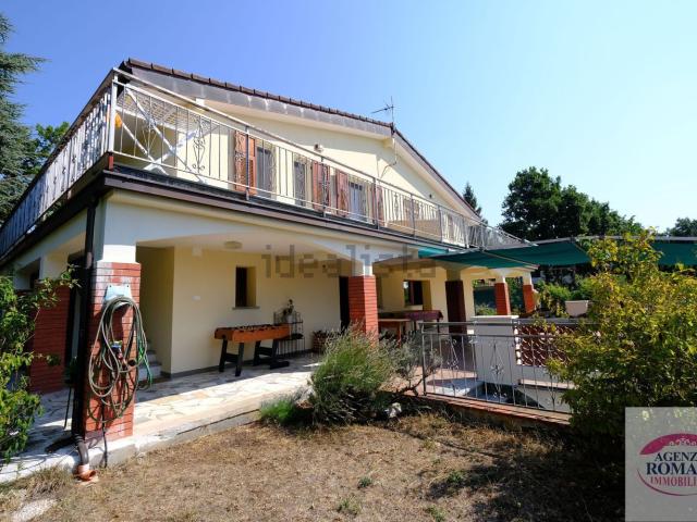 Villetta bifamiliare in vendita di 270 m² in Strada Coda, 242