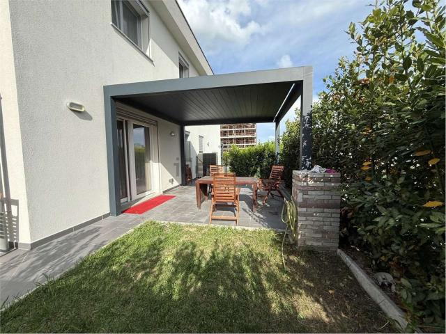 Villetta bifamiliare in vendita di 208 m² in Via Arno, 127