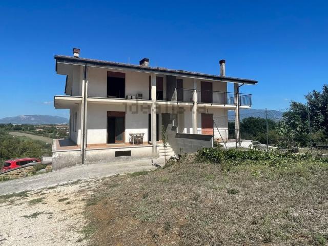 Villetta bifamiliare in vendita di 208 m² in Via Consolare Latina Traversa