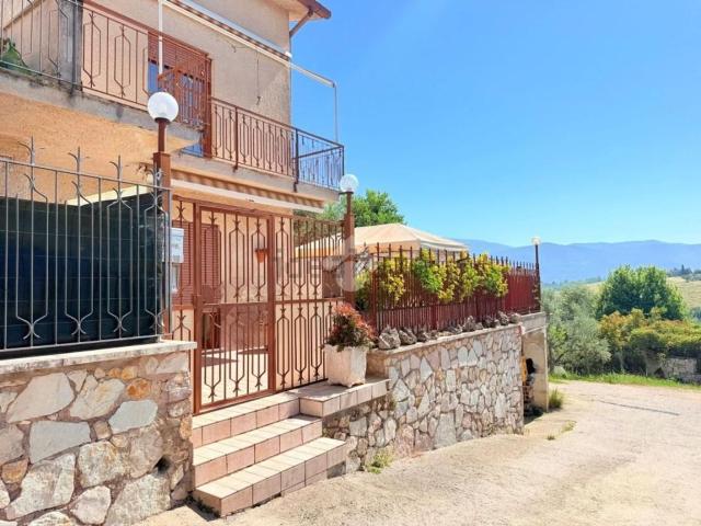 Villetta bifamiliare in vendita di 208 m² in Via del Colle, 11