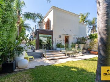 Villetta bifamiliare in vendita di 208 m² in Via del Glicine, 11