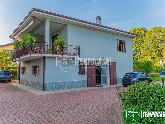 Villetta bifamiliare in vendita di 208 m² in Via Papa Giovanni XXIII, 77