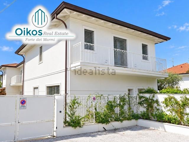 Villetta bifamiliare in vendita di 209 m² in Via Versilia, 40