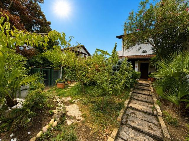 Villetta bifamiliare in vendita di 209 m² in Via Alessandrini
