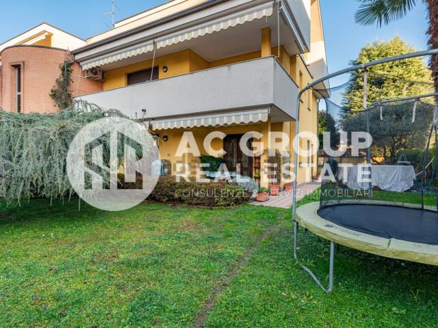 Villetta bifamiliare in vendita di 209 m² in Via C. Miola