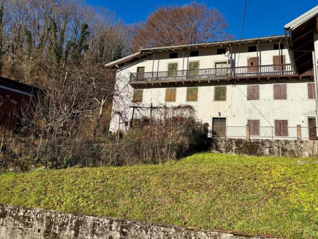 Villetta bifamiliare in vendita di 209 m² in Via Carluz, 44