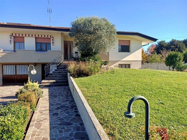 Villetta bifamiliare in vendita di 209 m² in Via Circonvallazione