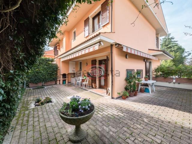 Villetta bifamiliare in vendita di 209 m²