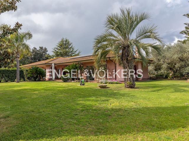 Villetta bifamiliare in vendita di 213 m² in Strada Macchia Grande
