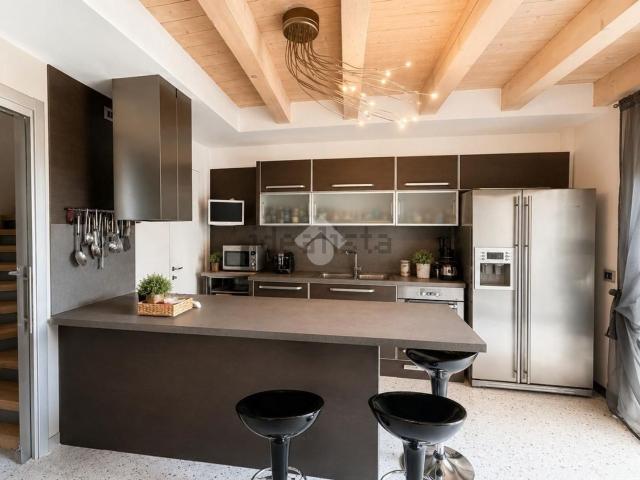 Villetta bifamiliare in vendita di 213 m² in Via Ugo Vallenari, 94