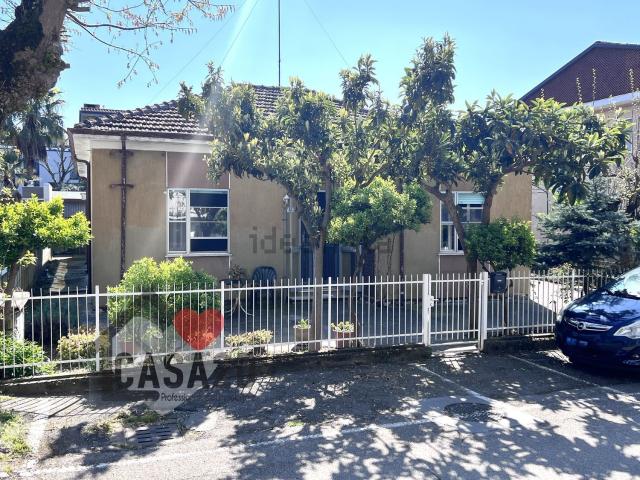 Villetta bifamiliare in vendita di 213 m² in Via A. Tombesi, 33