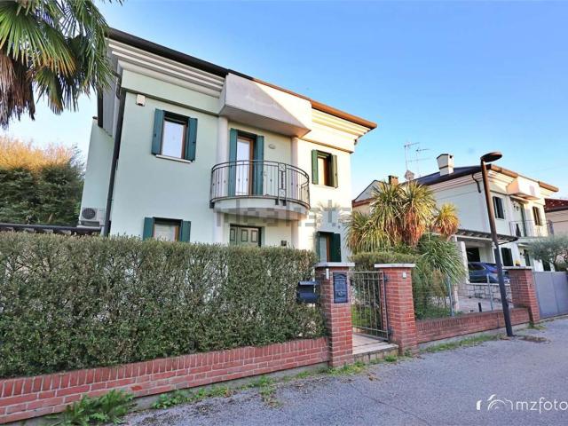 Villetta bifamiliare in vendita di 213 m² in Via Esuli Istriani Dalmati, 1