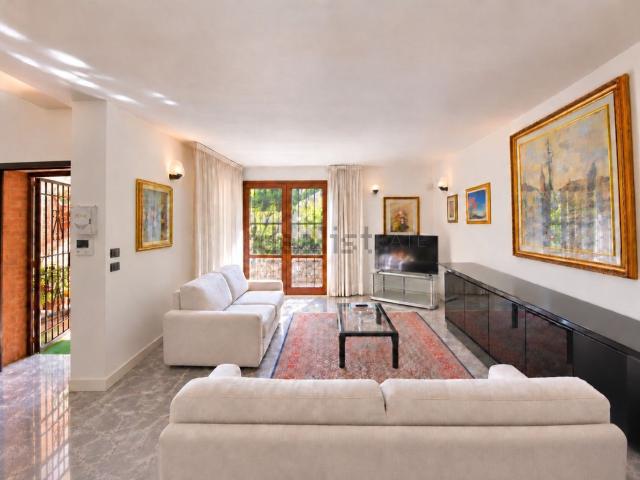 Villetta bifamiliare in vendita di 213 m² in Via Guido Minarini