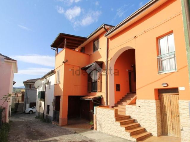 Villetta bifamiliare in vendita di 213 m² in Via Montegrappa, 13
