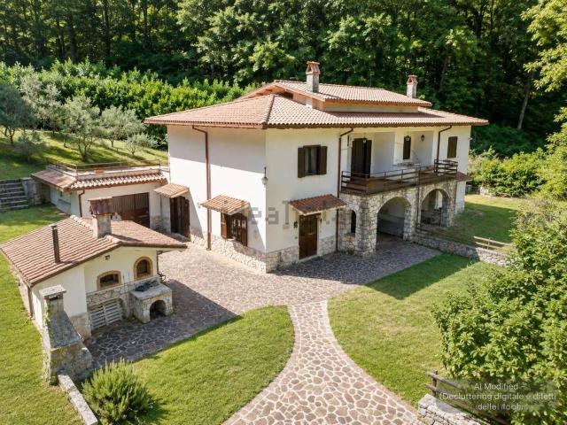 Villetta bifamiliare in vendita di 213 m² in Via Quinzia, 153