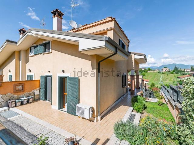 Villetta bifamiliare in vendita di 210 m² in Via Tagliamento, 13