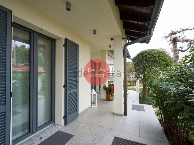 Villetta bifamiliare in vendita di 210 m² in Via Ugo Foscolo