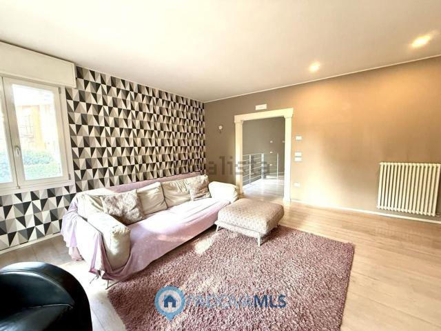 Villetta bifamiliare in vendita di 210 m² in Via Umago