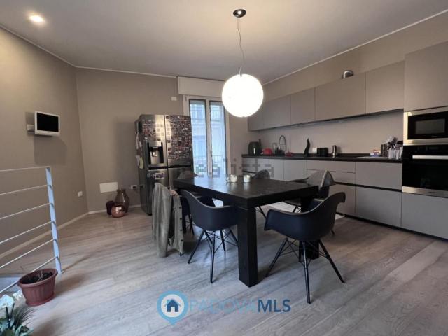 Villetta bifamiliare in vendita di 210 m² in Via Umago
