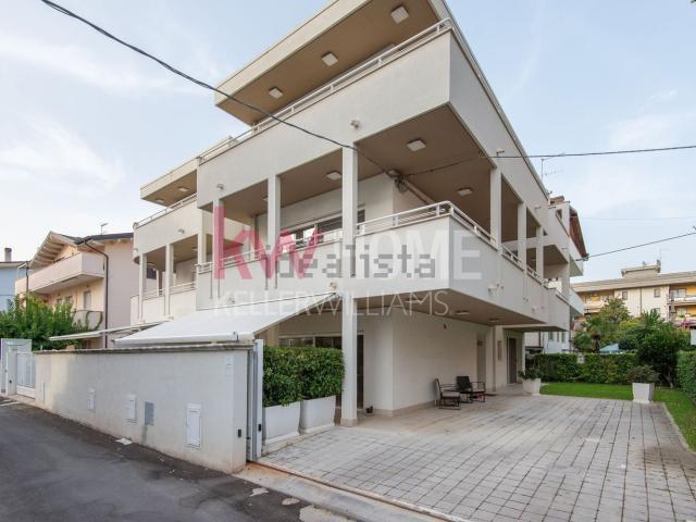 Villetta bifamiliare in vendita di 210 m² in Via Vitello D&apos Oro, 7